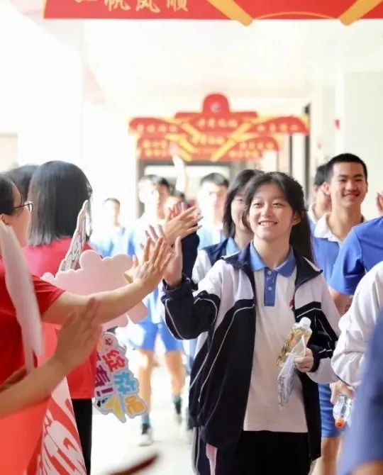 飞阅深圳·各区联播 - 中考必胜，向着梦想出发！