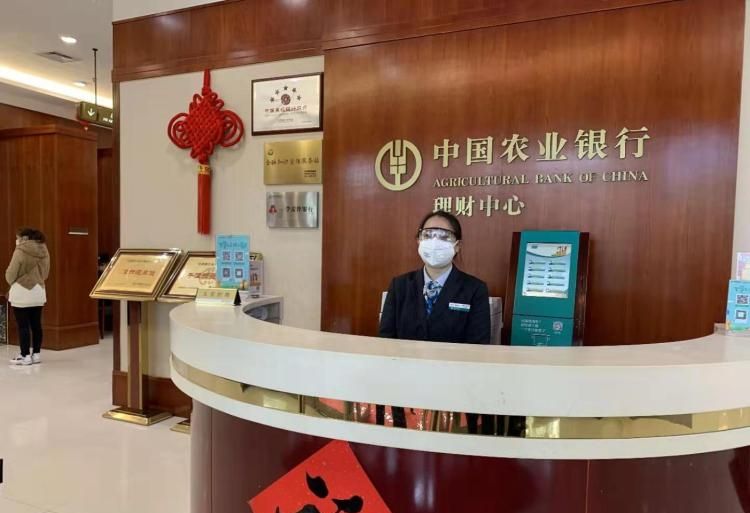 为缺钱的人多贷款，农行龙岗支行一季度为民营企业贷款新增35亿元