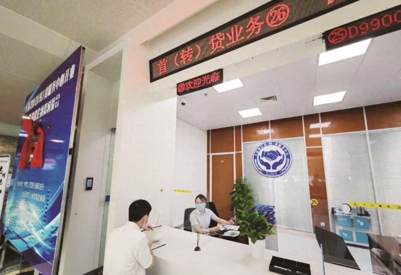 12家首批试点金融机构将轮流进驻